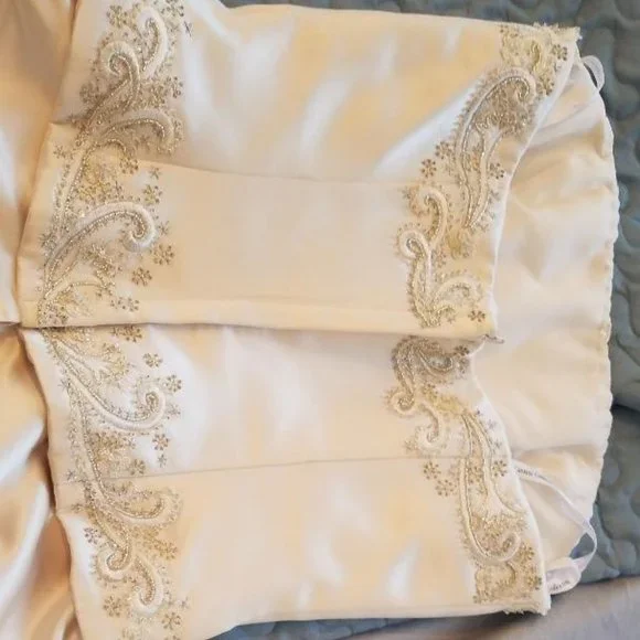 Oleg Cassini Wedding dress size 4 - Picture 4 of 14